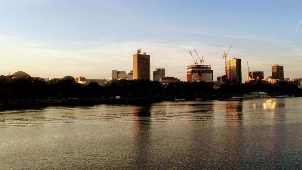 La cúpula del MIT (izquierda) y los rascacielos que se están construyendo.