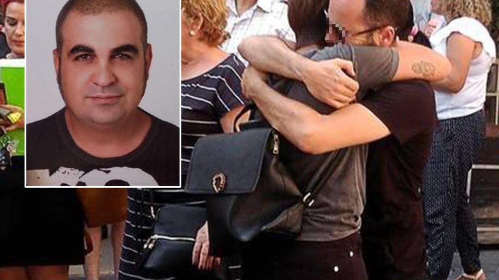 La madre del pequeño es consolada durante un homenaje de sus vecinos.