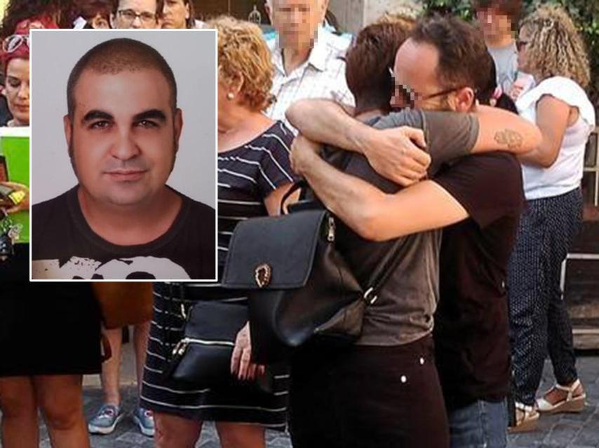 La madre del pequeño es consolada durante un homenaje de sus vecinos.