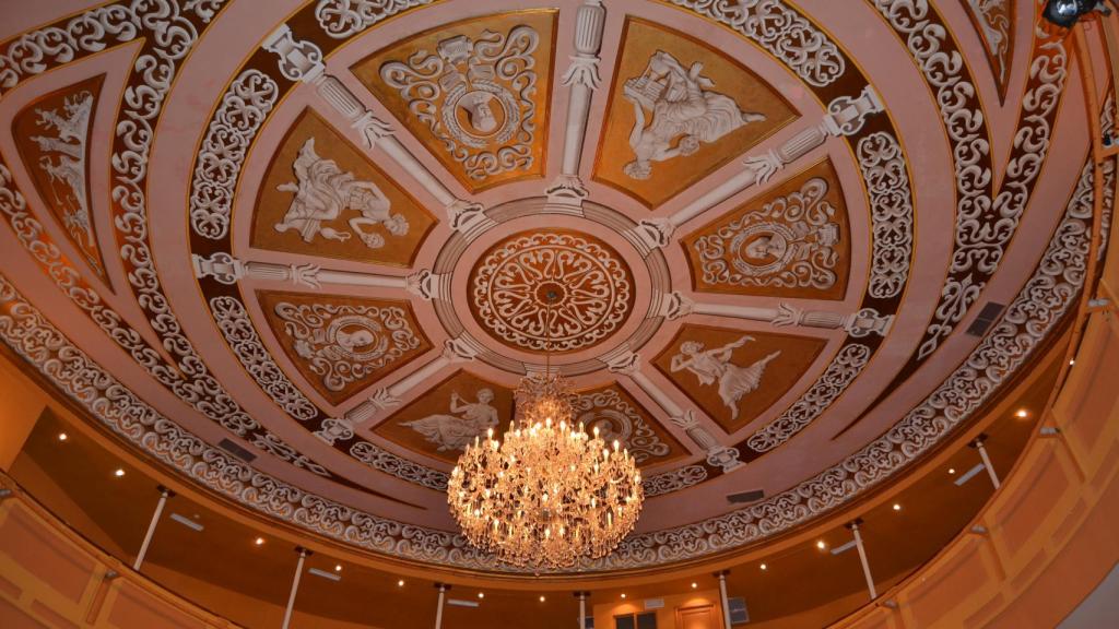 Detalle del techo y la lámpara del Teatro Principal.