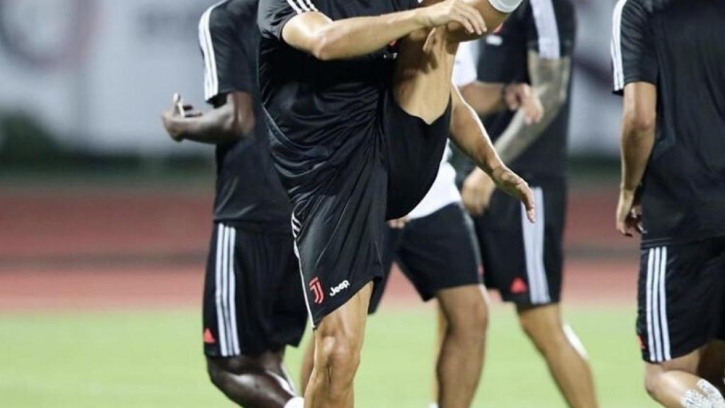 Cristiano Ronaldo durante un calentamiento. Foto: Twitter (@Cristiano)