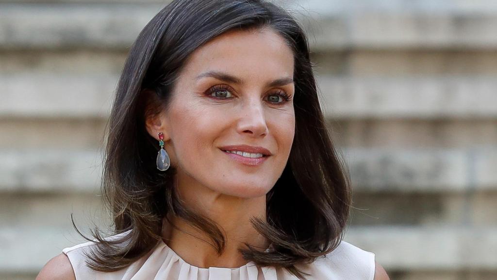 Las únicas joyas que ha lucido la reina han sido unos pendientes de Tous.