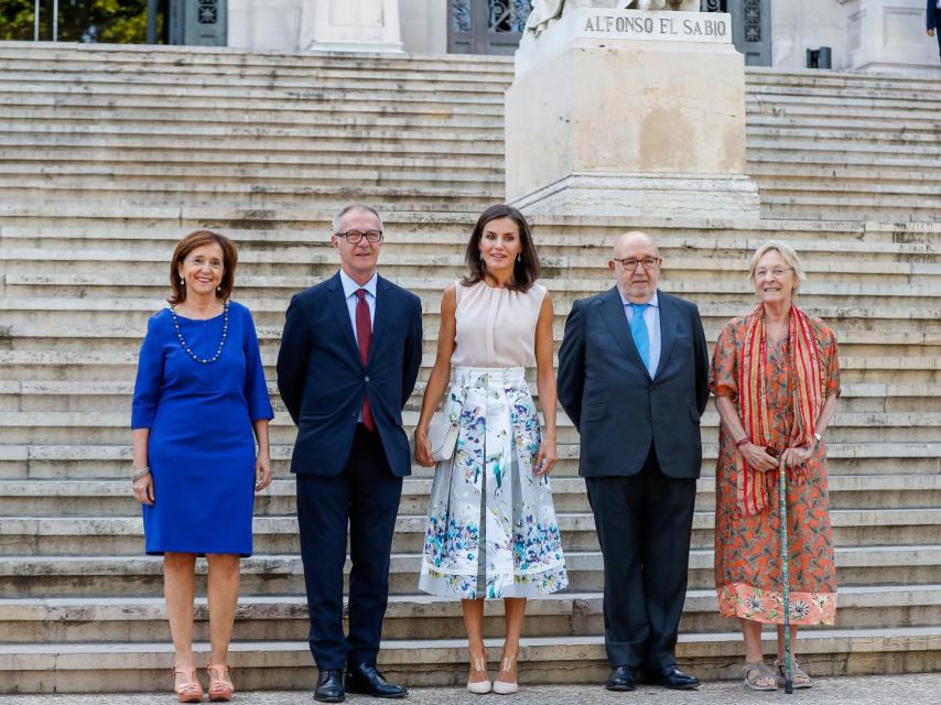 Letizia se ha decantado por una falda midi que marca mucho la cintura.