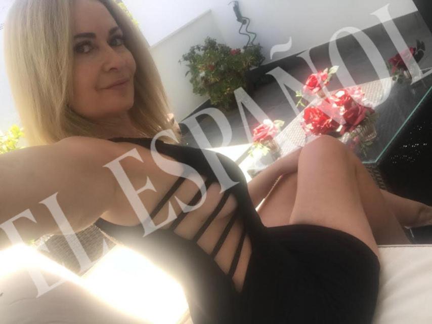 Hormigos posando para EL ESPAÑOL con el vestido de la discordia.