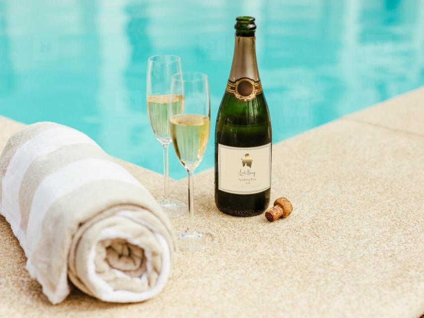 Un brindis resfrescante al borde la piscina.