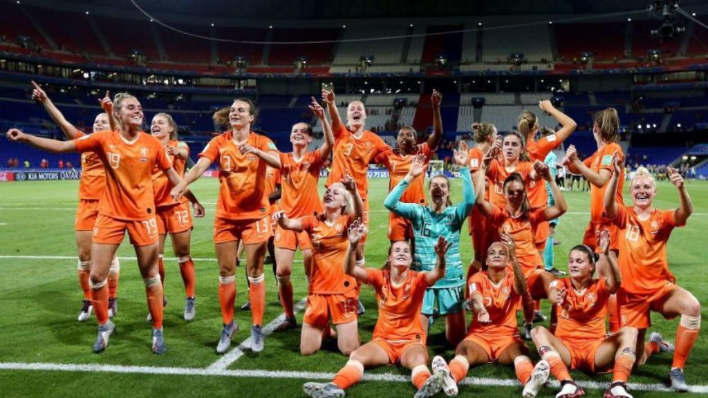 El equipo femenino del Ajax de Ámsterdam. Foto: Twitter (@AjaxVrouwen)