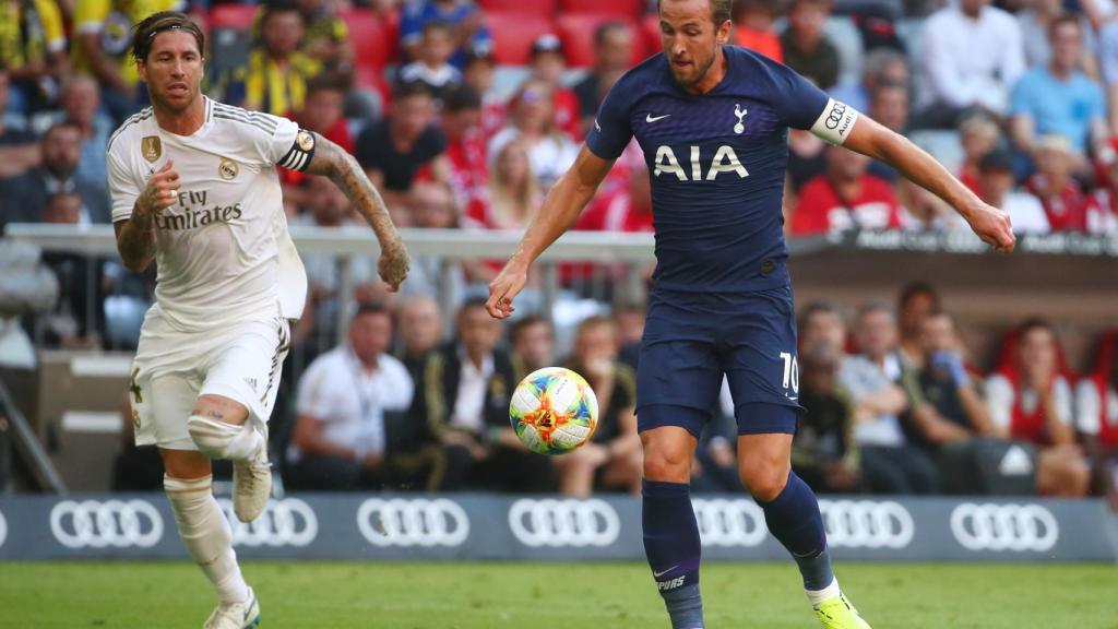 Harry Kane disparando a la portería del Real Madrid