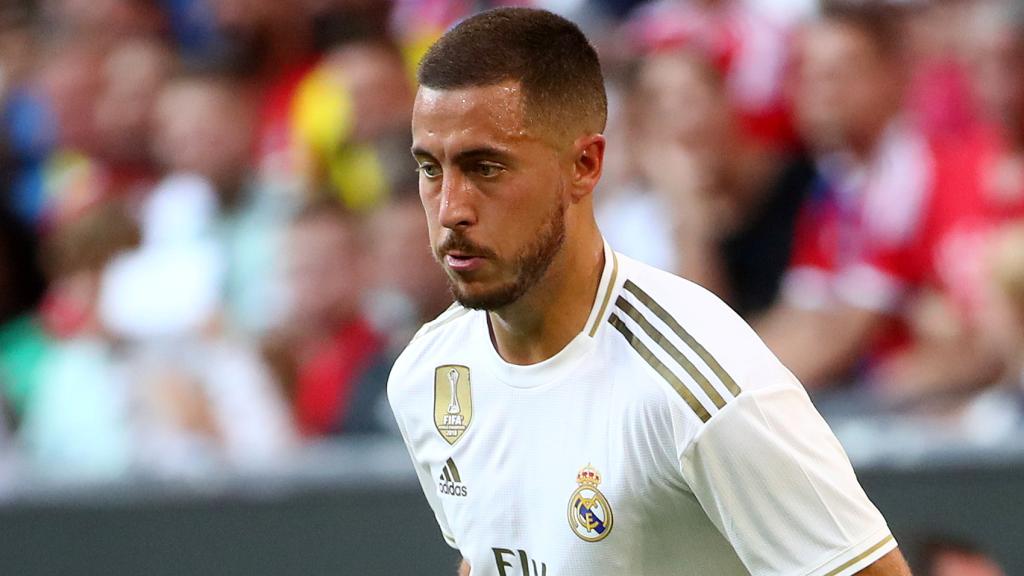 Hazard controlando un balón