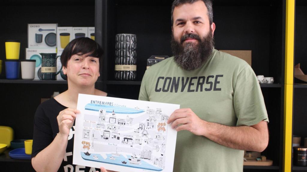 Diego Vázquez y Gabriela Casais mostrando el mapa