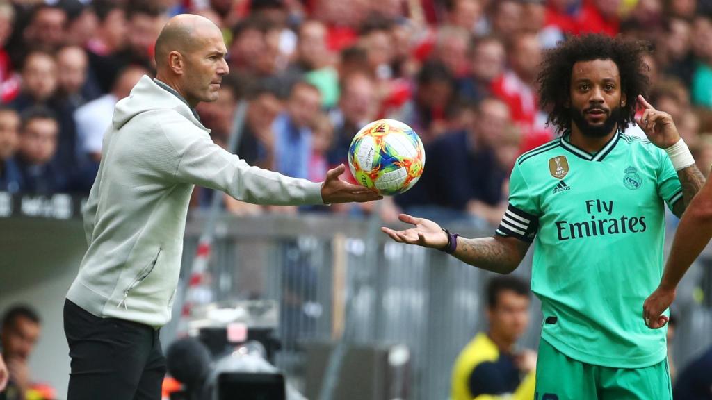 Zidane pasa el balón a Marcelo