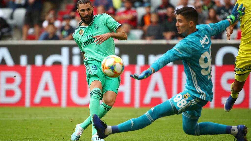 Benzema supera a Bayindir y marca su tercer gol