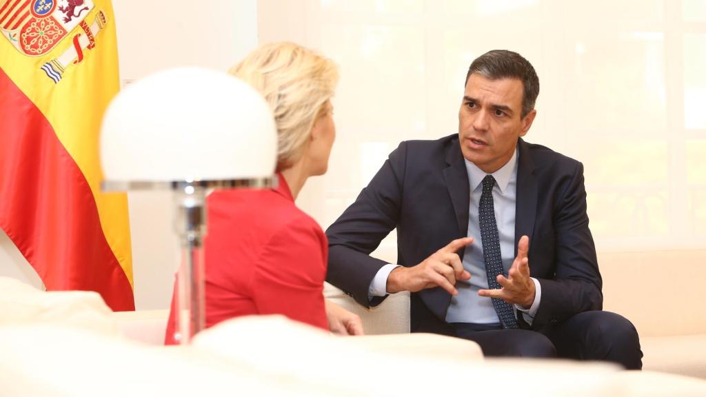 Pedro Sánchez, con la presidenta electa de la Comisión, Ursula von der Leyen, este miércoles.