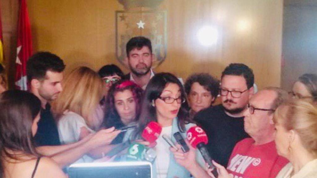 Sol Sánchez, líder de IU en la Comunidad de Madrid, presentando la denuncia.