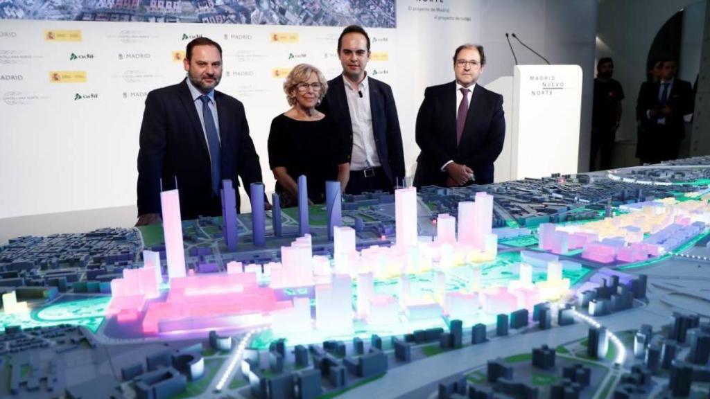 Manuela Carmena y José Manuel Calvo, entre José Luis Ábalos y Antonio Béjar, en la presentación de la última remodelación de la Operación Chamartín.