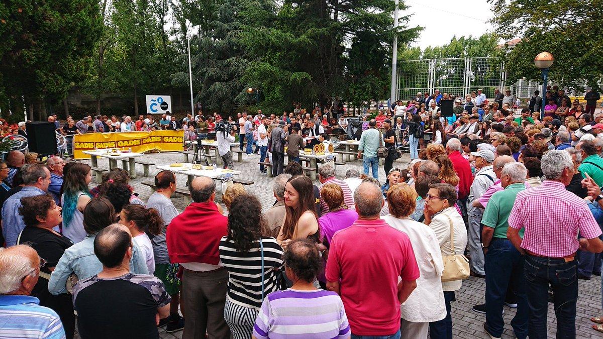 Concurso de tortillas en las fiestas de o Castrillón (@EloyTP)