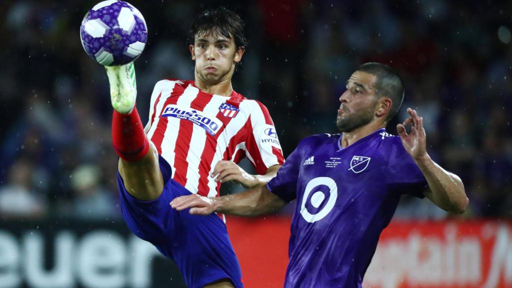 Joao Félix pelea un balón con el Atlético