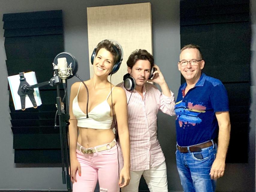 María Jesús Ruiz y los productores del 'single'.