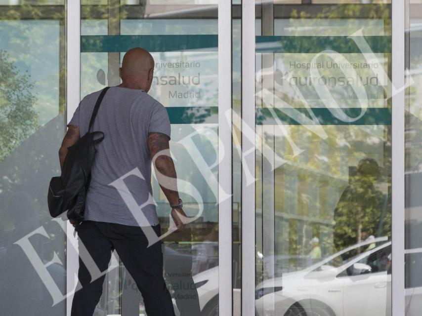 Kiko Matamoros entra al hospital Quirón de Madrid.