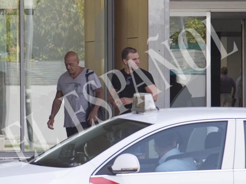 Kiko Matamoros y Cristian Suescun saliendo del centro médico.