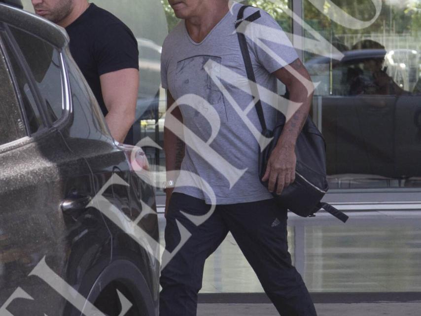 Kiko Matamoros saliendo de la consulta preanestésica.