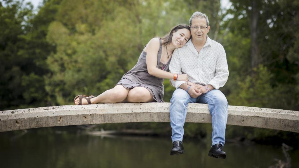 Ales y Javi posan en un puente.