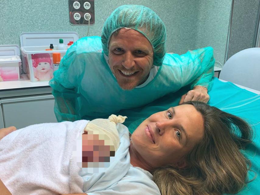 Fotografía de Álvaro de la Lama y Emilia Alfaro con su segundo hijo, Santi.