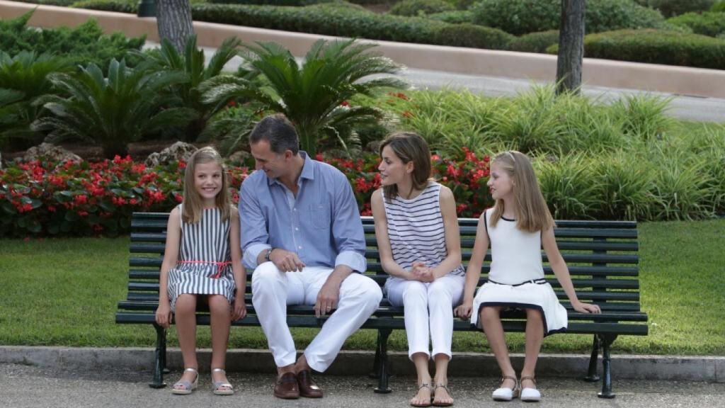 El rey Felipe VI y la reina Letizia posan con sus hijas, las infantas Sofía y Leonor.