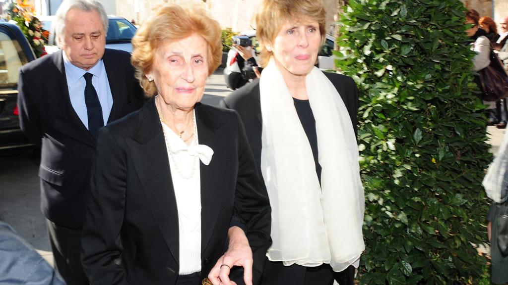 Madre e hija en 2012 durante el entierro del padre de Mercedes Milá.