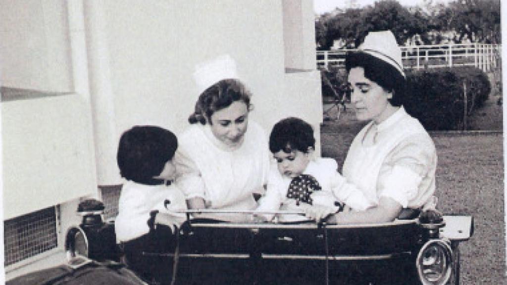 Diplomadas de Salus Infirmorun con Mohamed VI y la princesa Lalla Marlem, su hermana mayor.