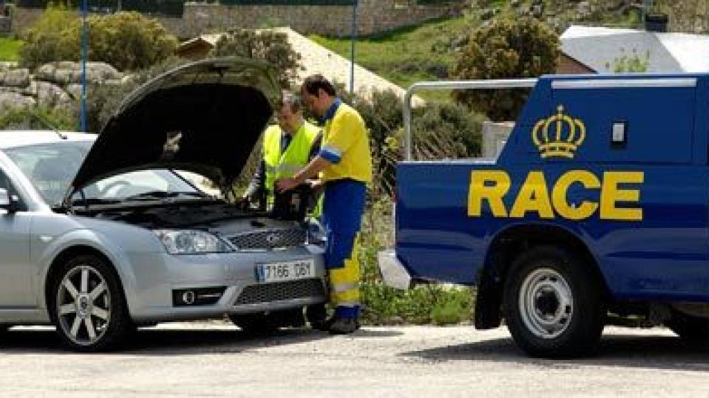 Técnicos del RACE asistiendo en carretera