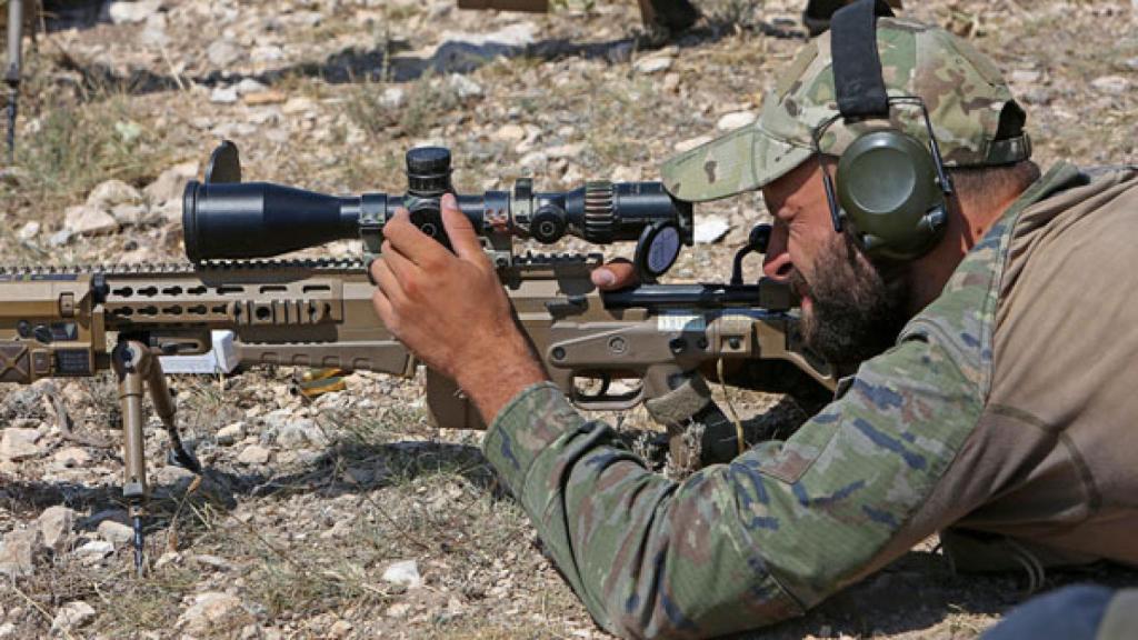 Preparación de disparo de uno de los participantes en el ejercicio.