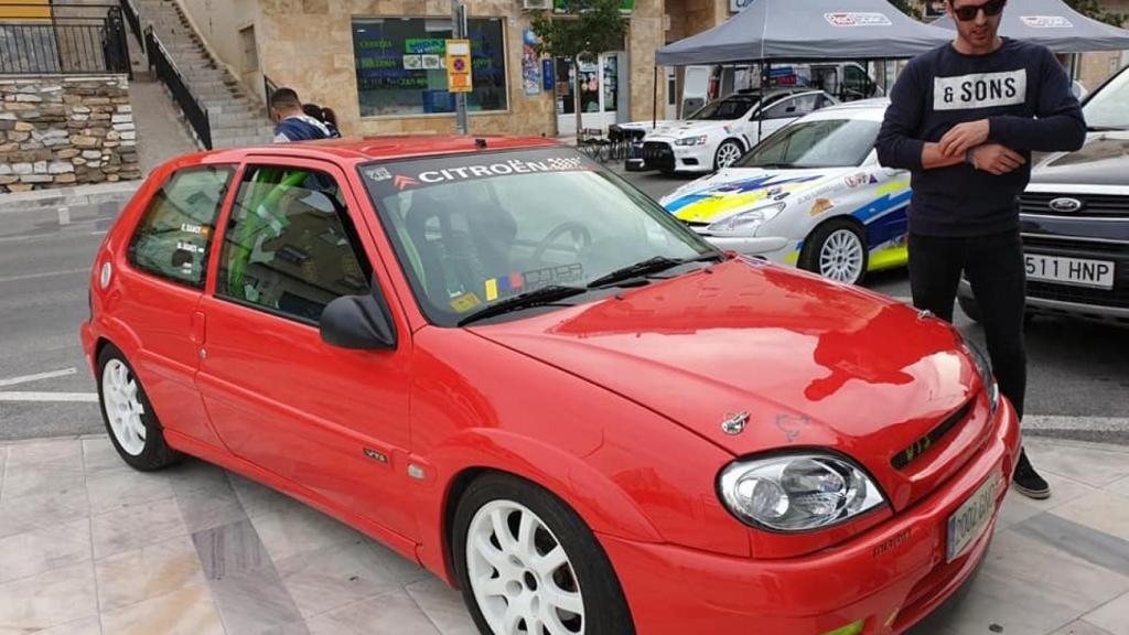 Mario posando junto al Citroën Saxo en el que estaba trabajando para poder participar en carreras.