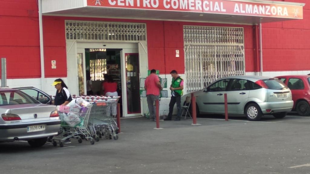 Imagen del Centro Comercial Almanzora en el que Mario estaba contratado en periodo de pruebas como repartidor y mozo de almacén.