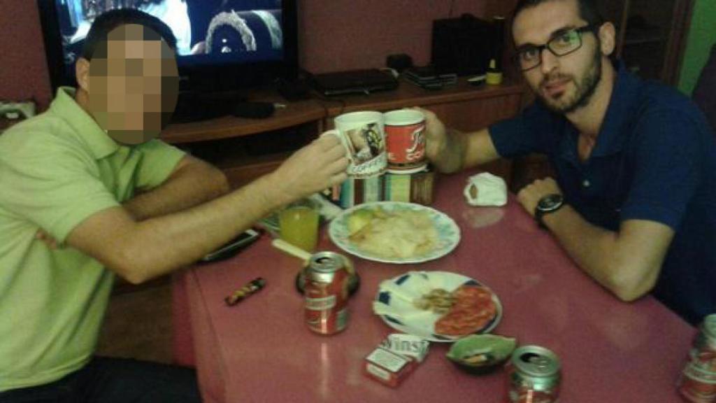 Mario brinda con un amigo.