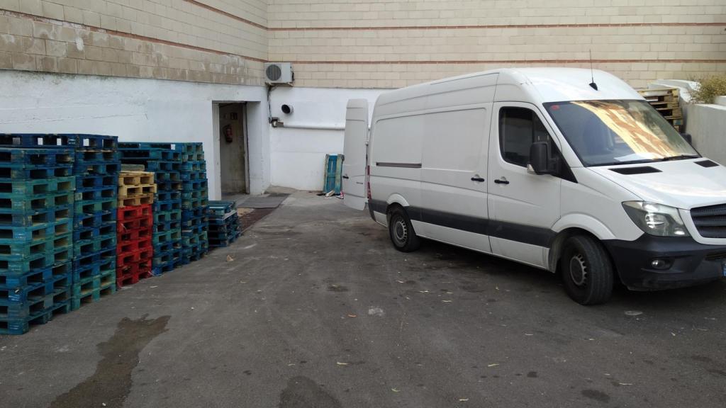 Imagen del almacén en el que trabajaba Mario por las tardes y de la furgoneta Mercedes que empleaba para repartir electrodomésticos.