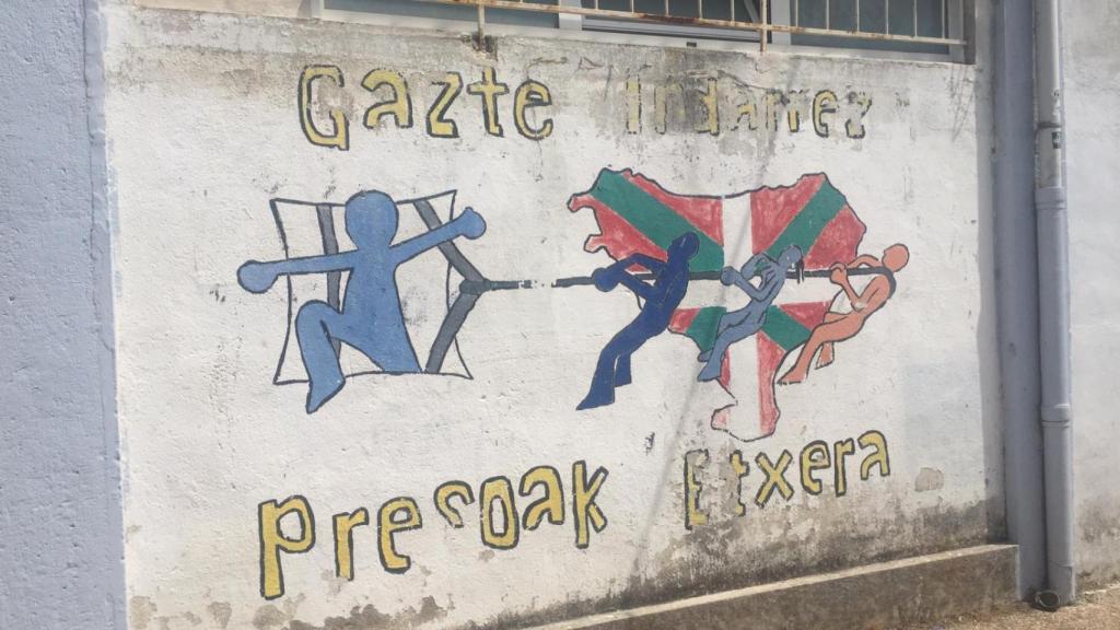 Las pintadas abundan por todo el municipio