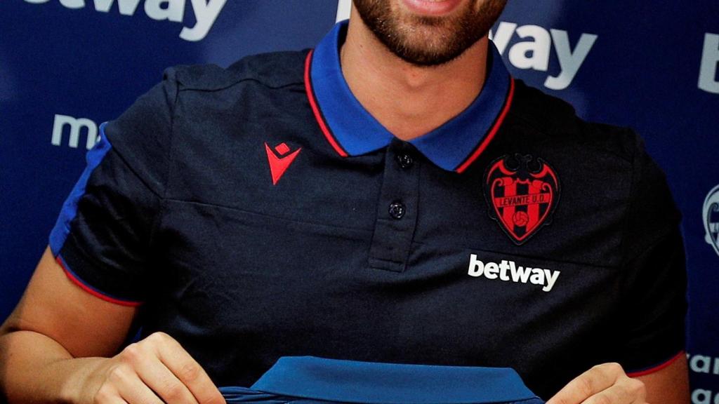 Borja Mayoral con la nueva camiseta del Levante