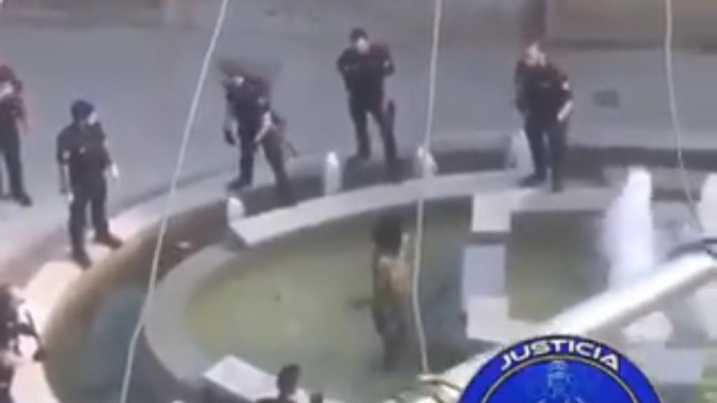 Un policía 'vuela' para neutralizar a un agresor que amenazaba con un machete a varios agentes