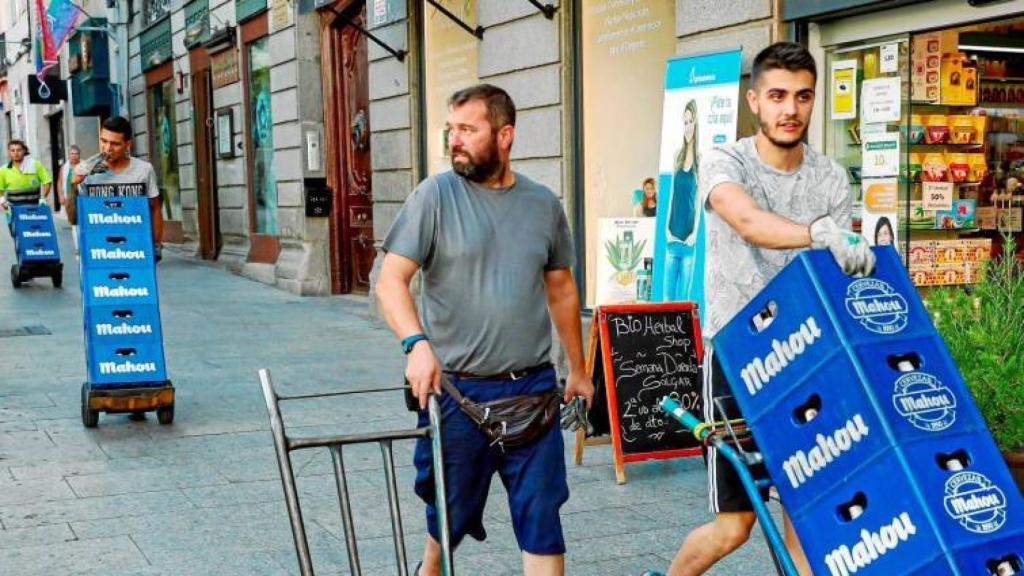 Foto de archivo de dos trabajadores.