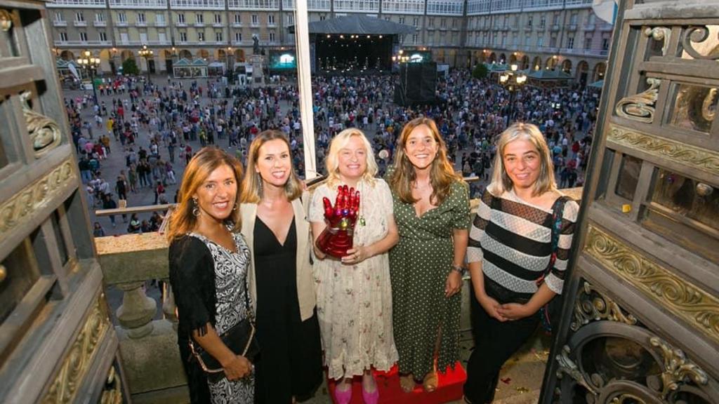 Abarca en el centro, con el guante de los superpoderes