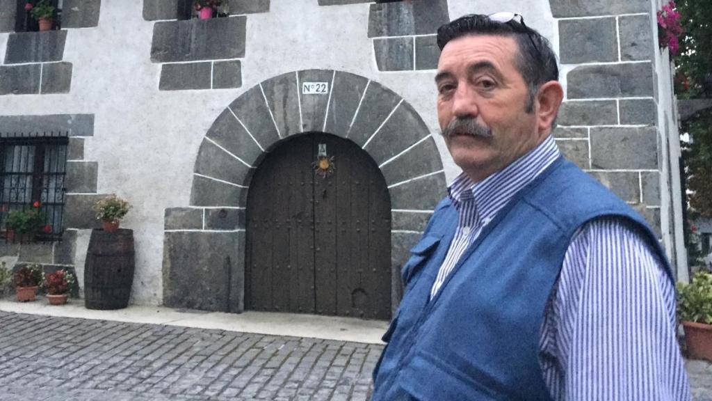 Silvestre Zubiaur, único concejal de Leiza que no es de Bildu, frente a la casa de Ocho apellidos vascos
