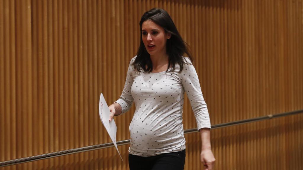 Irene Montero, muy avanzada, durante un parlamento de 2019.