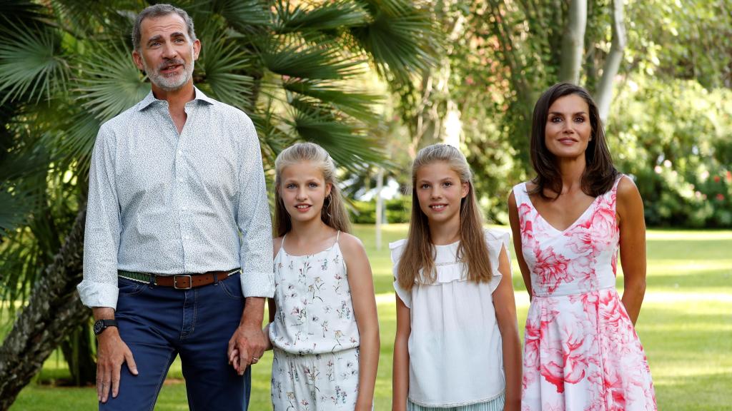 Los reyes acompañados de sus hijas, la princes Leonor y la infanta Sofía en Marivent.