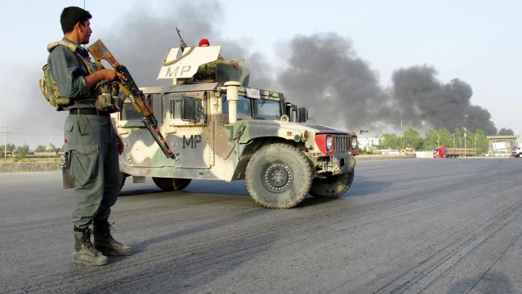 Un soldado contempla el humo de una explosión.