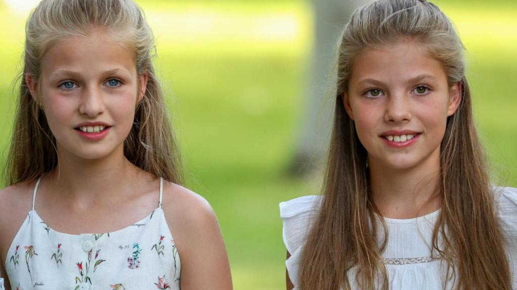 Leonor y Sofía durante el posado en Marivent.