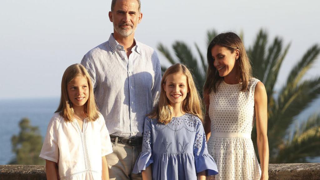 Los Reyes y sus hijas durante el posado en 2018.