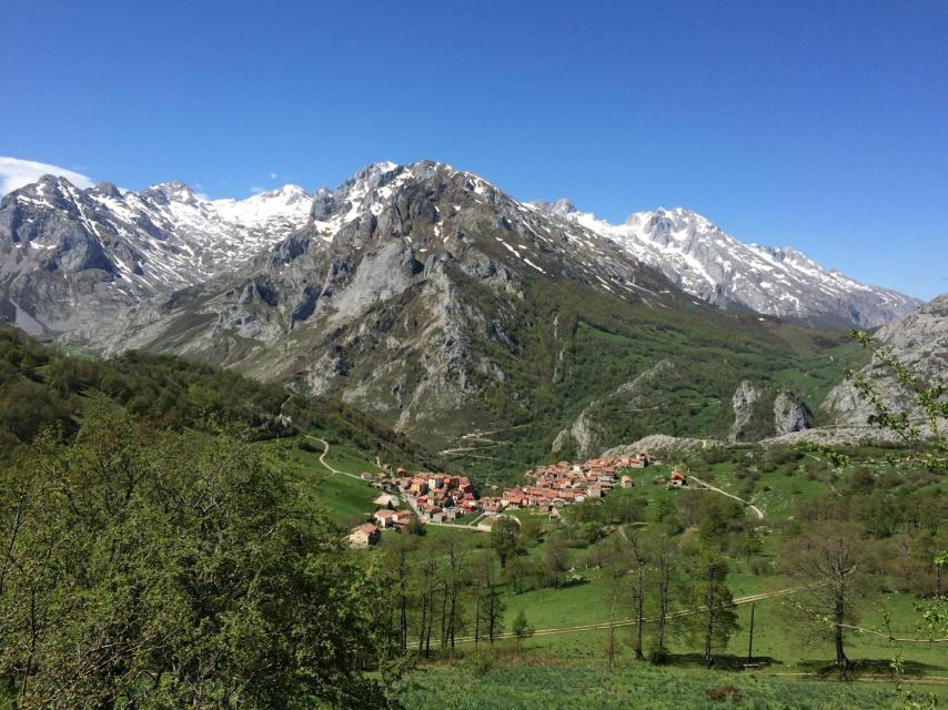 Sotres, un pueblo abrazado por los Picos de Europa.
