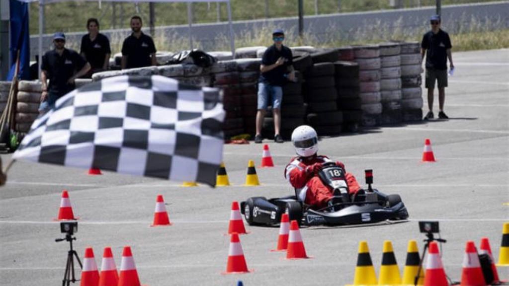 Una persona pilota un kart en un circuito