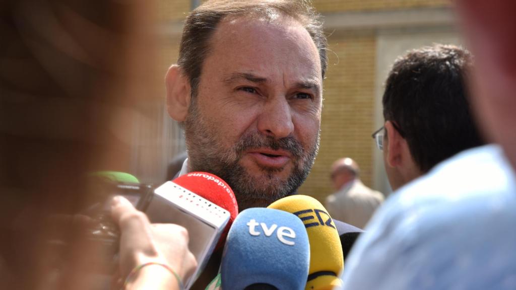 José Luis Ábalos en Valencia antes de su reunión con Compromís.