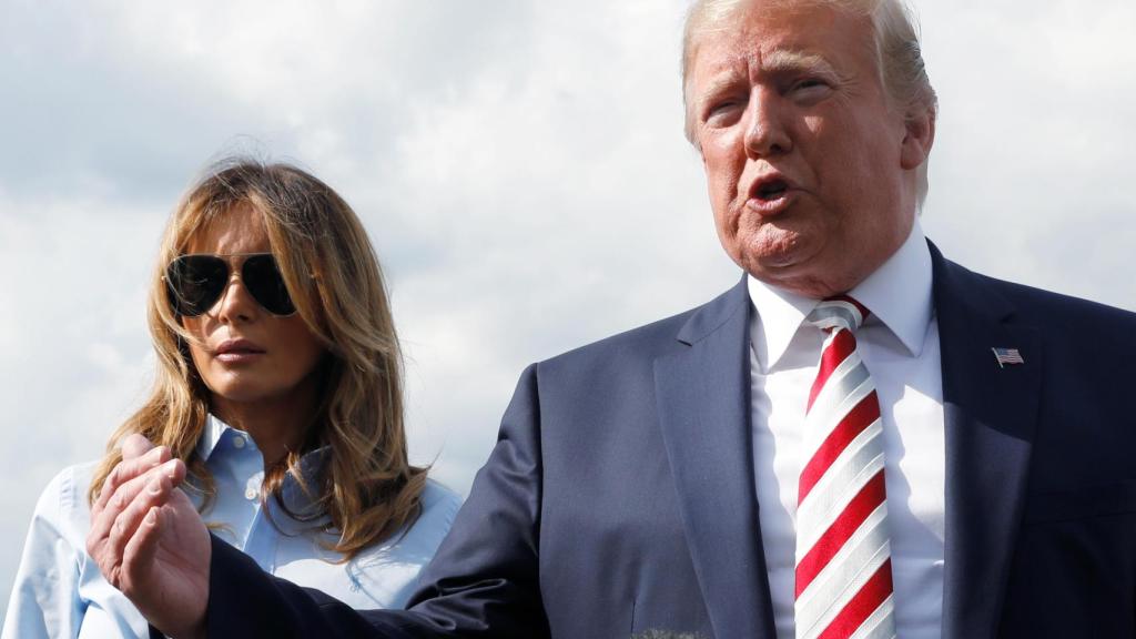 Donald trump, junto a su esposa Melania, antes de subir al avión presidencial en Bedminster, Nueva Jersey.